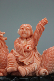 Groupe en corail sculpt&eacute; d'un gar&ccedil;on sur un dragon, 19/20e