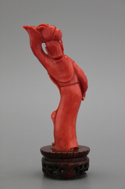 Sculpture d'une Guanyin, corail rouge, Chine, 19e