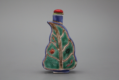A Chinese snuff bottle, leaf-shaped, porcelain, 20th C.