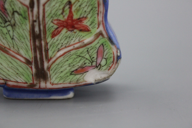 A Chinese snuff bottle, leaf-shaped, porcelain, 20th C.