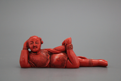 A carved Chinese red coral snuff bottle as a reclining lady, 18/19th C.