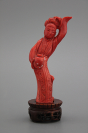 Chinees bloedkoralen beeldje van een Guanyin, 19e