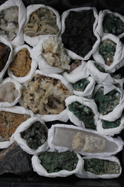 Doos met diverse mineralen en halfedelstenen