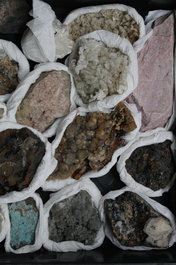 Doos met diverse mineralen en halfedelstenen