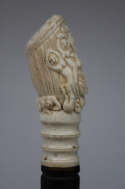 Une canne &eacute;rotique en ivoire et bois d'&eacute;b&egrave;ne, 19e-20e