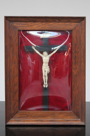 Christ en ivoire sculpt&eacute;, carde en verre bomb&eacute;, 19e