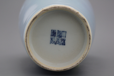 Paire de vases en porcelaine de chine, en bleu monochrome, 19/20e