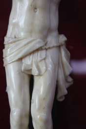Christ en ivoire sculpt&eacute;, carde en verre bomb&eacute;, 19e