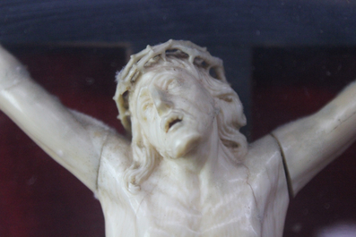 Christ en ivoire sculpt&eacute;, carde en verre bomb&eacute;, 19e