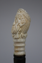 Une canne &eacute;rotique en ivoire et bois d'&eacute;b&egrave;ne, 19e-20e