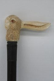 Une canne en ivoire et bois d'&eacute;b&egrave;ne, pommeau en forme de lapin et canard, 19e