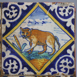 Blok van 4 tegels in Nederlandse majolica, met dieren in kwadraat: olifant, kat of tijger, beer en hond, ca. 1600