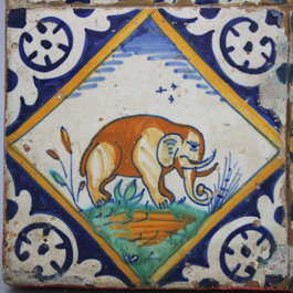 Lot de 4 carreaux en majolique hollandaise, d&eacute;cors d'animaux: un &eacute;l&eacute;phant, chat ou tigre, ours et chien, env. 1600