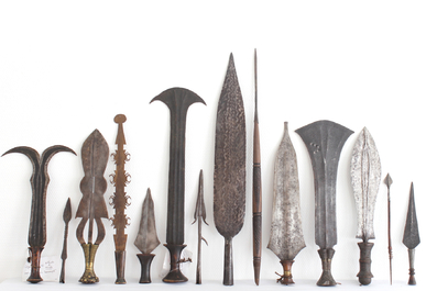 Collection de 23 couteaux et lances diverses de tribus africaines, 19e-20e