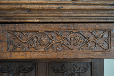Vlaamse eikenhouten credenskast, met IHS-panelen, 16e eeuw, met latere aanpassingen