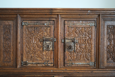 Vlaamse eikenhouten credenskast, met IHS-panelen, 16e eeuw, met latere aanpassingen
