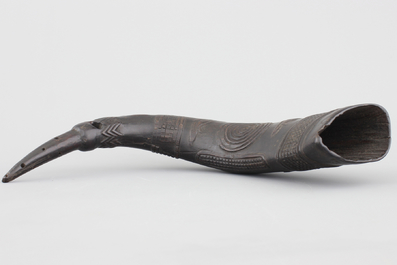 Grand gobelet africain sculpt&eacute; et perfor&eacute; dans une corne de buffle, 1e partie 20e