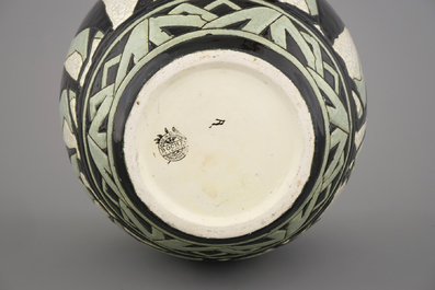 Een pingu&iuml;n vaas, ontwerp van Charles Catteau voor Boch K&eacute;ramis, ca. 1927