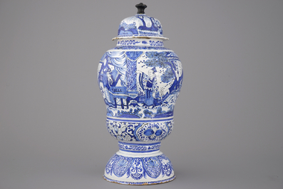 Opmerkelijke grote Delftse urne met deksel, met chinoiserie, 17e eeuw