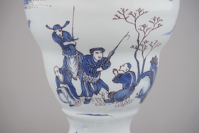 Vase remarquable en fa&iuml;ence de Delft, bleu et mangan&egrave;se, 17e