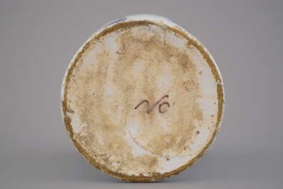 Vase remarquable en fa&iuml;ence de Delft, bleu et mangan&egrave;se, 17e