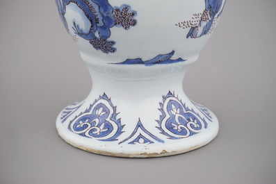 Vase remarquable en fa&iuml;ence de Delft, bleu et mangan&egrave;se, 17e