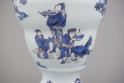 Vase remarquable en fa&iuml;ence de Delft, bleu et mangan&egrave;se, 17e