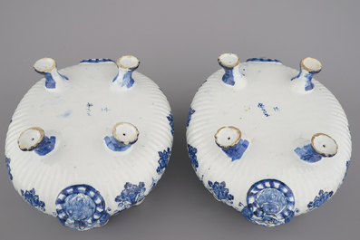 Uitzonderlijk paar blauw en witte Delftse glaskoelers, 18e eeuw
