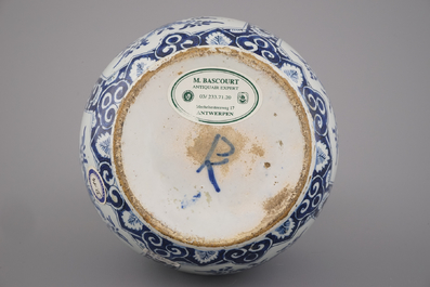 Blauw en witte Delftse kalebas vaas, ca 1700