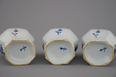 Garniture 3 pi&egrave;ces en fa&iuml;ence de Delft, bleu et blanc, d&eacute;corations d'oiseaux, 18e