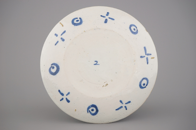 Une assiette armoiri&eacute;e en fa&iuml;ence de Delft bleu et blanc, vers 1700