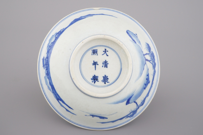 Assiette en porcelaine de Chine, bleu et blanc, marqu&eacute;e Kangxi et de cette p&eacute;riode, env. 1700