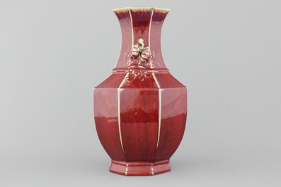 A Chinese porcelain monochrome red vase with peach handles, 18/19th C.