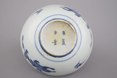 A Chinese porcelain blue and white bowl, Transitional, 17th C.