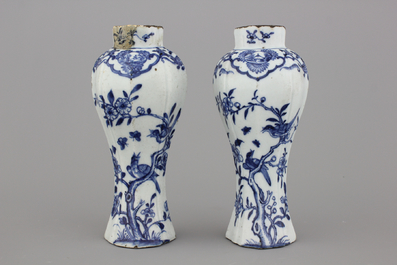A set of Chinese porcelain items: a salt, a teapot and a pair of vases, 18/19th C.