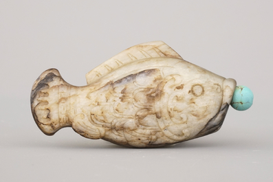 Tabati&egrave;re chinoise de forme de poisson sculpt&eacute;e en pierre dure