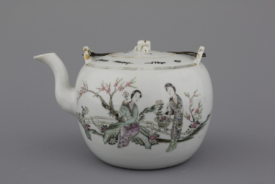 Lot d'objets en porcelaine de Chine: sali&egrave;re, th&eacute;i&egrave;re et paire de vases, 18e-19e