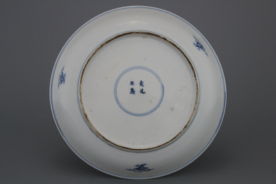 Assiette en porcelaine de Chine, bleu et blanc en g&ocirc;ut chinois, 19e