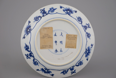 Assiette en porcelaine de Chine, bleu et blanc, &agrave; d&eacute;cor de 'La R&eacute;bellion de Rotterdam', Kangxi