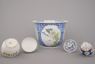 Jardini&egrave;re fine en porcelaine de Chine et deux coupes couvertes, 19e-20e