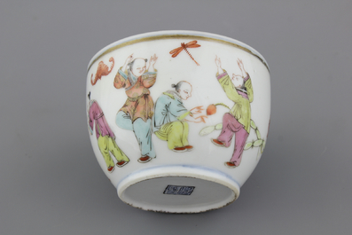 Coupe remarquable en porcelaine de Chine avec sc&egrave;nes &eacute;rotiques, 19e