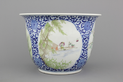 Jardini&egrave;re fine en porcelaine de Chine et deux coupes couvertes, 19e-20e