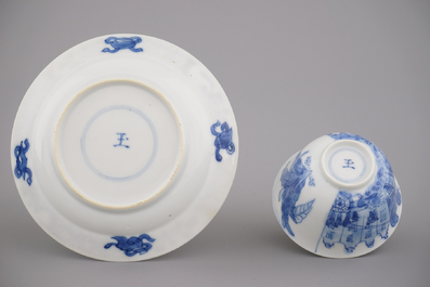 Tasse et sous-tasse en porcelaine de Chine, bleu et blanc, &agrave; d&eacute;cor de 'La R&eacute;bellion de Rotterdam', Kangxi
