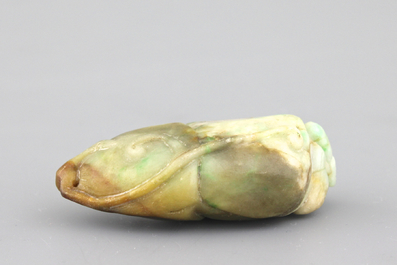 A mottled jade carving of citrus fruit, 19/20th C.