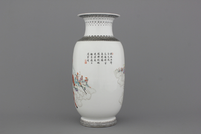 A fine Chinese porcelain vase with warriors, 20th C.