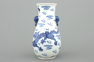 Vase en porcelaine de Chine, bleu et blanc, avec dragons et anses en forme d'&eacute;l&eacute;phant, Guangxu, 19e