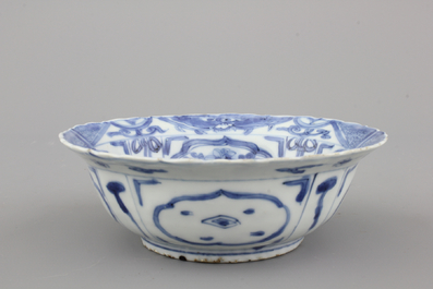 Coupe Wan-Li 'klapmuts' en porcelaine de Chine, bleu et blanc, dynastie Ming