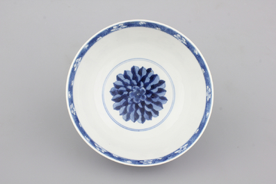 Coupe en porcelaine de Chine, bleu et blanc, avec caract&egrave;res, Kangxi, 18e