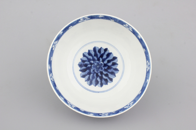 A Chinese porcelain blue and white bowl with characters, Kangxi, 18th C.