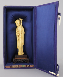Dame chinoise en ivoire sculpt&eacute;, 19e-20e